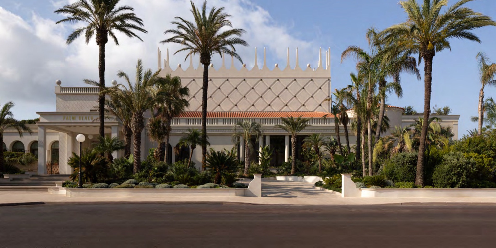 La façade blanche du Palm Beach de Cannes, ses arcades et ses palmiers, à la pointe de la Croisette
